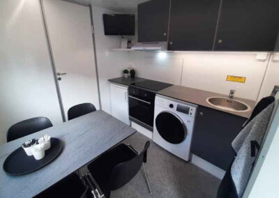 Mobiele-woonunit-keuken-met-elektrische-kookplaat