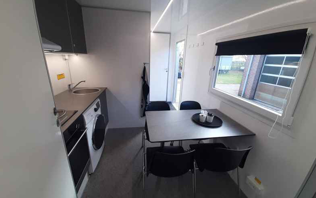 Mobiele-woonunit-keuken-met-tafel